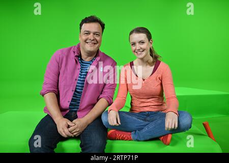 Erfurt, Deutschland. September 2023. Die Schauspieler Stefanie Bock und Christian Bahrmann sind im Studio von KiKA, dem Kinderkanal von ARD und ZDF, und nehmen ein Programm von Kikaninchen auf. Seit 2022 wurden Hintergründe und Charaktere des erfolgreichen KiKA-Vorschulprogramms räumlich so gestaltet, dass die erzählten Geschichten dichter und emotionaler wirken. Mit Motion Capture wird die Figur Kikaninchen am Set gespielt. Quelle: Martin Schutt/dpa/Alamy Live News Stockfoto