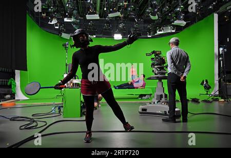Erfurt, Deutschland. September 2023. Die Schauspieler Stefanie Bock und Christian Bahrmann sind im Studio von KiKA, dem Kinderkanal von ARD und ZDF, und nehmen ein Programm von Kikaninchen auf. Seit 2022 wurden Hintergründe und Charaktere des erfolgreichen KiKA-Vorschulprogramms räumlich so gestaltet, dass die erzählten Geschichten dichter und emotionaler wirken. Mit Motion Capture wird die Figur Kikaninchen am Set gespielt. Quelle: Martin Schutt/dpa/Alamy Live News Stockfoto