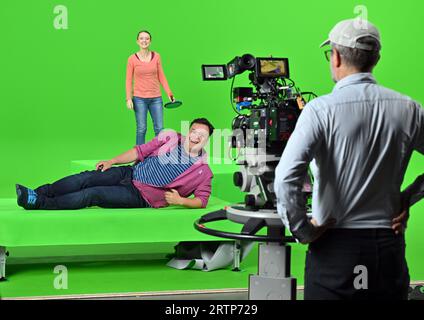 Erfurt, Deutschland. September 2023. Die Schauspieler Stefanie Bock und Christian Bahrmann sind im Studio von KiKA, dem Kinderkanal von ARD und ZDF, und nehmen ein Programm von Kikaninchen auf. Seit 2022 wurden Hintergründe und Charaktere des erfolgreichen KiKA-Vorschulprogramms räumlich so gestaltet, dass die erzählten Geschichten dichter und emotionaler wirken. Mit Motion Capture wird die Figur Kikaninchen am Set gespielt. Quelle: Martin Schutt/dpa/Alamy Live News Stockfoto