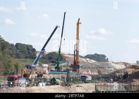 Wendover, Großbritannien. September 2023. Die HS2-Bauarbeiten an der High Speed 2-Bahn von London nach Birmingham werden in Wendover, Buckinghamshire, fortgesetzt. Das HS2-Viadukt überquert die stark befahrene A413 direkt vor Wendover. HS2 arbeitet derzeit daran, einen Teil der A413 neu auszurichten. Ein riesiges Ackerland und Bäume wurden von HS2 in diesem Gebiet vernichtet. In der unabhängigen Zeitung wurde heute berichtet, dass Premierminister Rishi Sunak und Bundeskanzler Jeremy Hunt "in Diskussionen über die Abschaffung der zweiten Phase des HS2-Projekts als Kostenspirale bei schweren Verzögerungen sind". Kredit: Maureen MCL Stockfoto