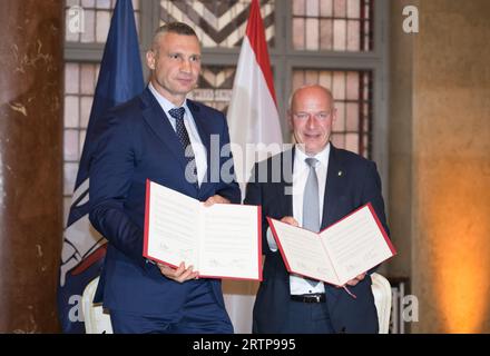 Berlin, Deutschland. September 2023. Kai Wegner (CDU, r), Regierender Bürgermeister von Berlin, und Vitali Klitschko, Bürgermeister von Kiew (Ukraine), präsentieren die Unterzeichnung der neuen Städtepartnerschaft zwischen Berlin und der ukrainischen Hauptstadt Kiew im Roten Rathaus. Der Senat versteht die Partnerschaft mit Kiew als Zeichen der Solidarität mit der Ukraine. Kiew ist Berlins achtzehnte Zwillingsstadt. Quelle: Sebastian Gollnow/dpa/Alamy Live News Stockfoto