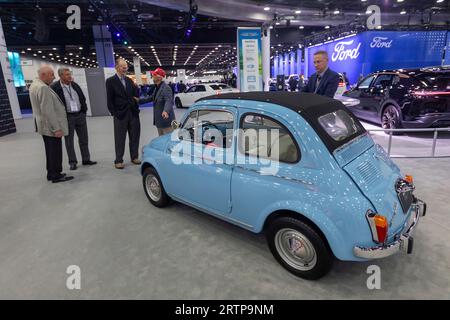 Detroit, Michigan, USA. September 2023. Der 1962 Fiat 500F ist auf der North American International Auto Show zu sehen. Quelle: Jim West/Alamy Live News Stockfoto