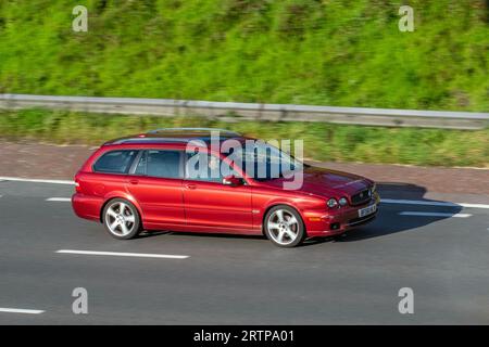 2008 Red Jaguar X-Type Sovereign; Fahrt mit hoher Geschwindigkeit auf der Autobahn M6 im Großraum Manchester, Großbritannien Stockfoto