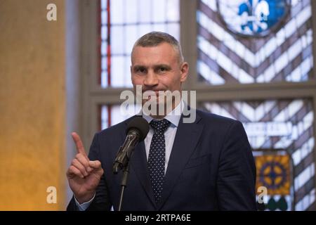 Berlin, Deutschland. September 2023. Vitali Klitschko, Bürgermeister von Kiew (Ukraine), spricht anläßlich der Unterzeichnung der neuen Stadtpartnerschaft von Berlin mit der ukrainischen Hauptstadt Kiew im Roten Rathaus. Der Senat versteht die Partnerschaft mit Kiew als Zeichen der Solidarität mit der Ukraine. Kiew ist Berlins achtzehnte Zwillingsstadt. Quelle: Sebastian Gollnow/dpa/Alamy Live News Stockfoto