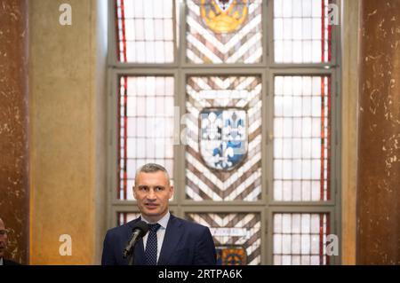 Berlin, Deutschland. September 2023. Vitali Klitschko, Bürgermeister von Kiew (Ukraine), spricht anläßlich der Unterzeichnung der neuen Stadtpartnerschaft von Berlin mit der ukrainischen Hauptstadt Kiew im Roten Rathaus. Der Senat versteht die Partnerschaft mit Kiew als Zeichen der Solidarität mit der Ukraine. Kiew ist Berlins achtzehnte Zwillingsstadt. Quelle: Sebastian Gollnow/dpa/Alamy Live News Stockfoto