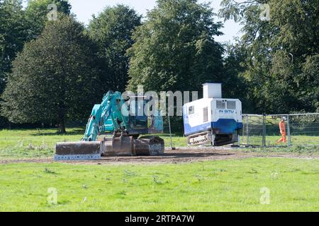 Amersham, Großbritannien. September 2023. Ein alarmierend großes Sinkhole erschien im Mai über den HS2 High Speed Rail Chiltern Tunnels auf dem Gelände des Shardeloes Estate in Amersham, Buckinghamshire. In dieser Woche hat HS2 das Senkloch mit Beton gefüllt (Abbildung). HS2 entfernte heute eine temporäre Verbindung und Materialien. Die Einheimischen sind erleichtert, dass das Senkloch gefüllt wurde, aber immer noch nervös darüber, dass das HS2-Senkloch überhaupt erst aufgetaucht ist. In der unabhängigen Zeitung wurde heute berichtet, dass Premierminister Rishi Sunak und Bundeskanzler Jeremy Hunt "in der Diskussion sind Stockfoto