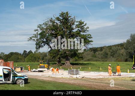 Amersham, Großbritannien. September 2023. Ein alarmierend großes Sinkhole erschien im Mai über den HS2 High Speed Rail Chiltern Tunnels auf dem Gelände des Shardeloes Estate in Amersham, Buckinghamshire. Diese Woche hat HS2 das Senkloch mit Beton gefüllt. HS2 entfernte heute eine temporäre Verbindung und Materialien (Abbildung). Die Einheimischen sind erleichtert, dass das Senkloch gefüllt wurde, aber immer noch nervös darüber, dass das HS2-Senkloch überhaupt erst aufgetaucht ist. In der unabhängigen Zeitung wurde heute berichtet, dass Premierminister Rishi Sunak und Bundeskanzler Jeremy Hunt "in der Diskussion sind Stockfoto