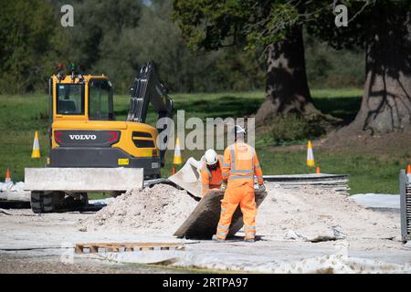 Amersham, Großbritannien. September 2023. Ein alarmierend großes Sinkhole erschien im Mai über den HS2 High Speed Rail Chiltern Tunnels auf dem Gelände des Shardeloes Estate in Amersham, Buckinghamshire. Diese Woche hat HS2 das Senkloch mit Beton gefüllt. HS2 entfernte heute eine temporäre Verbindung und Materialien (Abbildung). Die Einheimischen sind erleichtert, dass das Senkloch gefüllt wurde, aber immer noch nervös darüber, dass das HS2-Senkloch überhaupt erst aufgetaucht ist. In der unabhängigen Zeitung wurde heute berichtet, dass Premierminister Rishi Sunak und Bundeskanzler Jeremy Hunt "in der Diskussion sind Stockfoto