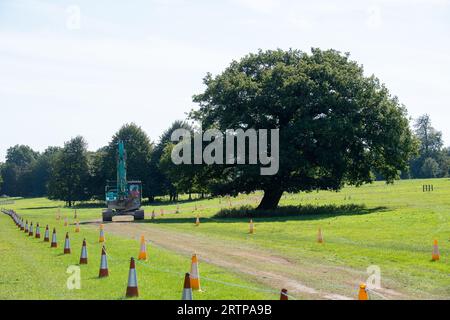 Amersham, Großbritannien. September 2023. Ein alarmierend großes Sinkhole erschien im Mai über den HS2 High Speed Rail Chiltern Tunnels auf dem Gelände des Shardeloes Estate in Amersham, Buckinghamshire. Diese Woche hat HS2 das Senkloch mit Beton gefüllt. HS2 entfernte heute eine temporäre Verbindung und Materialien. Die Einheimischen sind erleichtert, dass das Senkloch gefüllt wurde, aber immer noch nervös darüber, dass das HS2-Senkloch überhaupt erst aufgetaucht ist. In der unabhängigen Zeitung wurde heute berichtet, dass Premierminister Rishi Sunak und Bundeskanzler Jeremy Hunt "in Diskussionen über scr sind Stockfoto