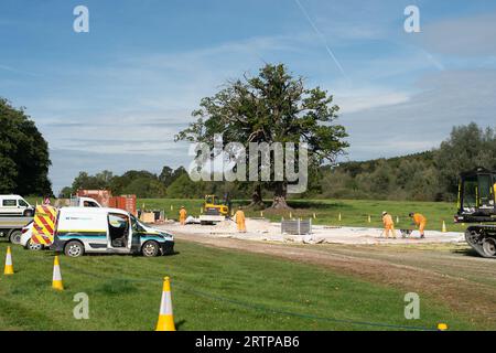 Amersham, Großbritannien. September 2023. Ein alarmierend großes Sinkhole erschien im Mai über den HS2 High Speed Rail Chiltern Tunnels auf dem Gelände des Shardeloes Estate in Amersham, Buckinghamshire. Diese Woche hat HS2 das Senkloch mit Beton gefüllt. HS2 entfernte heute eine temporäre Verbindung und Materialien (Abbildung). Die Einheimischen sind erleichtert, dass das Senkloch gefüllt wurde, aber immer noch nervös darüber, dass das HS2-Senkloch überhaupt erst aufgetaucht ist. In der unabhängigen Zeitung wurde heute berichtet, dass Premierminister Rishi Sunak und Bundeskanzler Jeremy Hunt "in der Diskussion sind Stockfoto