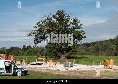 Amersham, Großbritannien. September 2023. Ein alarmierend großes Sinkhole erschien im Mai über den HS2 High Speed Rail Chiltern Tunnels auf dem Gelände des Shardeloes Estate in Amersham, Buckinghamshire. Diese Woche hat HS2 das Senkloch mit Beton gefüllt. HS2 entfernte heute eine temporäre Verbindung und Materialien (Abbildung). Die Einheimischen sind erleichtert, dass das Senkloch gefüllt wurde, aber immer noch nervös darüber, dass das HS2-Senkloch überhaupt erst aufgetaucht ist. In der unabhängigen Zeitung wurde heute berichtet, dass Premierminister Rishi Sunak und Bundeskanzler Jeremy Hunt "in der Diskussion sind Stockfoto