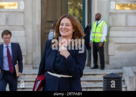 London, Vereinigtes Königreich. September 2023. Gillian Keegan, Secretary of State for Education, wird vor dem Kabinettsbüro gesehen. Credit: Tayfun Salci / Alamy Live News Stockfoto