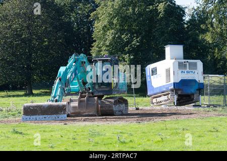 Amersham, Großbritannien. September 2023. Ein alarmierend großes Sinkhole erschien im Mai über den HS2 High Speed Rail Chiltern Tunnels auf dem Gelände des Shardeloes Estate in Amersham, Buckinghamshire. In dieser Woche hat HS2 das Senkloch mit Beton gefüllt (Abbildung). HS2 entfernte heute eine temporäre Verbindung und Materialien. Die Einheimischen sind erleichtert, dass das Senkloch gefüllt wurde, aber immer noch nervös darüber, dass das HS2-Senkloch überhaupt erst aufgetaucht ist. In der unabhängigen Zeitung wurde heute berichtet, dass Premierminister Rishi Sunak und Bundeskanzler Jeremy Hunt "in der Diskussion sind Stockfoto