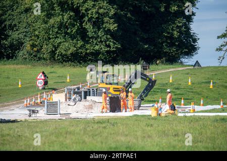 Amersham, Großbritannien. September 2023. Ein alarmierend großes Sinkhole erschien im Mai über den HS2 High Speed Rail Chiltern Tunnels auf dem Gelände des Shardeloes Estate in Amersham, Buckinghamshire. Diese Woche hat HS2 das Senkloch mit Beton gefüllt. HS2 entfernte heute eine temporäre Verbindung und Materialien (Abbildung). Die Einheimischen sind erleichtert, dass das Senkloch gefüllt wurde, aber immer noch nervös darüber, dass das HS2-Senkloch überhaupt erst aufgetaucht ist. In der unabhängigen Zeitung wurde heute berichtet, dass Premierminister Rishi Sunak und Bundeskanzler Jeremy Hunt "in der Diskussion sind Stockfoto