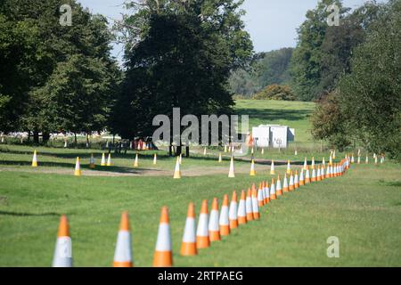 Amersham, Großbritannien. September 2023. Ein alarmierend großes Sinkhole erschien im Mai über den HS2 High Speed Rail Chiltern Tunnels auf dem Gelände des Shardeloes Estate in Amersham, Buckinghamshire. Diese Woche hat HS2 das Senkloch mit Beton gefüllt. HS2 entfernte heute eine temporäre Verbindung und Materialien. Die Einheimischen sind erleichtert, dass das Senkloch gefüllt wurde, aber immer noch nervös darüber, dass das HS2-Senkloch überhaupt erst aufgetaucht ist. In der unabhängigen Zeitung wurde heute berichtet, dass Premierminister Rishi Sunak und Bundeskanzler Jeremy Hunt "in Diskussionen über scr sind Stockfoto