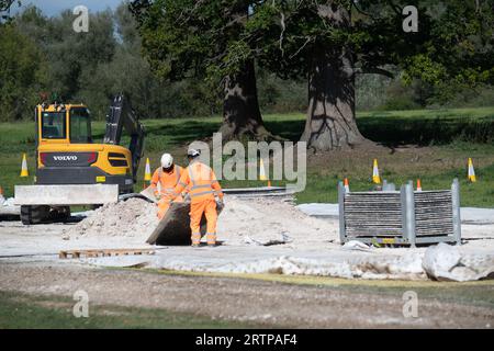 Amersham, Großbritannien. September 2023. Ein alarmierend großes Sinkhole erschien im Mai über den HS2 High Speed Rail Chiltern Tunnels auf dem Gelände des Shardeloes Estate in Amersham, Buckinghamshire. Diese Woche hat HS2 das Senkloch mit Beton gefüllt. HS2 entfernte heute eine temporäre Verbindung und Materialien (Abbildung). Die Einheimischen sind erleichtert, dass das Senkloch gefüllt wurde, aber immer noch nervös darüber, dass das HS2-Senkloch überhaupt erst aufgetaucht ist. In der unabhängigen Zeitung wurde heute berichtet, dass Premierminister Rishi Sunak und Bundeskanzler Jeremy Hunt "in der Diskussion sind Stockfoto