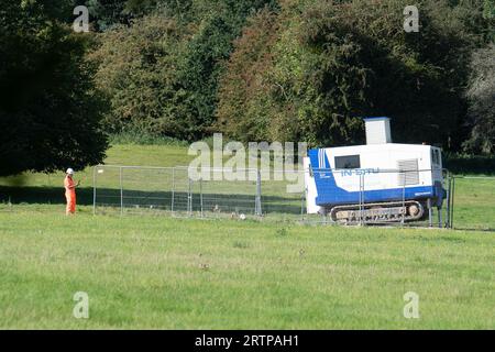 Amersham, Großbritannien. September 2023. Ein alarmierend großes Sinkhole erschien im Mai über den HS2 High Speed Rail Chiltern Tunnels auf dem Gelände des Shardeloes Estate in Amersham, Buckinghamshire. In dieser Woche hat HS2 das Senkloch mit Beton gefüllt (Abbildung). HS2 entfernte heute eine temporäre Verbindung und Materialien. Die Einheimischen sind erleichtert, dass das Senkloch gefüllt wurde, aber immer noch nervös darüber, dass das HS2-Senkloch überhaupt erst aufgetaucht ist. In der unabhängigen Zeitung wurde heute berichtet, dass Premierminister Rishi Sunak und Bundeskanzler Jeremy Hunt "in der Diskussion sind Stockfoto