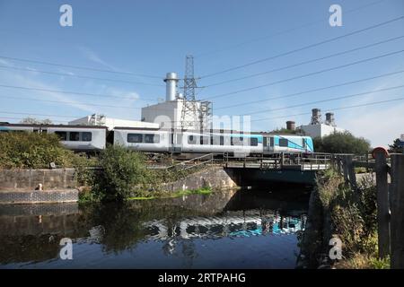 Der erste Dieseltriebwagen der TransPennine-Klasse 185 185104 überquert den Stainforth- und Keadby-Kanal mit einer Verbindung nach Cleethorpes am 23. September. Stockfoto