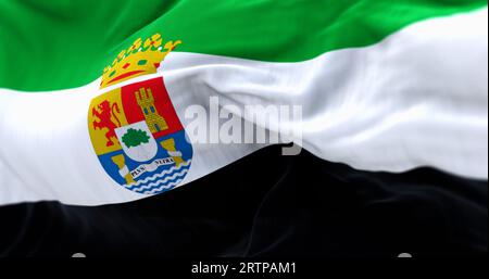 Nahaufnahme der wehenden Flagge der Extremadura. Spanische Autonome Gemeinschaft. Grüne, weiße und schwarze Streifen und Wappen links von der Mitte. 3d Stockfoto