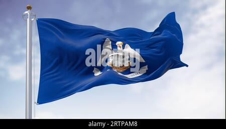 Die Flagge des Bundesstaates Louisiana weht an klaren Tagen. Mutter Pelikan in einem blauen Bereich mit dem Slogan des Staates. US-Bundesstaat. 3D-Illustrations-Rendering. Flattern f Stockfoto