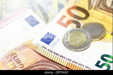 Nahansicht der Euro-Banknoten und -Münzen. Die einheitliche europäische Währung, die in der Europäischen Union verwendet wird. Stockfoto