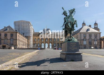 Luneville, Frankreich - 09 02 2023: Blick auf die Burg Luneville und die Statue des Reiters Lasalle vom Haupteingang Stockfoto