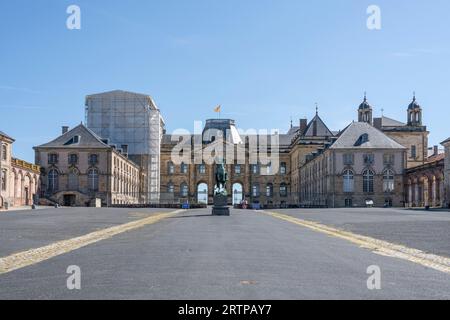 Luneville, Frankreich - 09 02 2023: Blick auf die Burg Luneville und die Statue des Reiters Lasalle vom Haupteingang Stockfoto