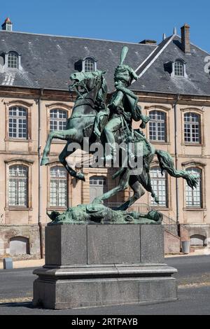 Luneville, Frankreich - 09 02 2023: Blick auf die Burg Luneville und die Statue des Reiters Lasalle vom Haupteingang Stockfoto