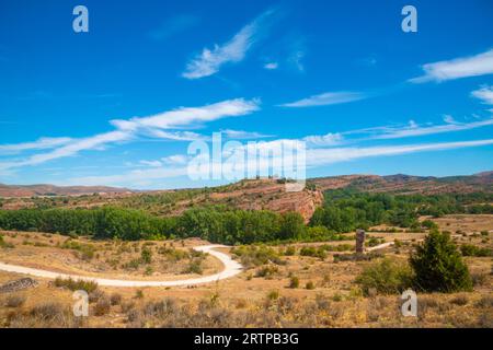 Route zu den Ruinen von Tiermes. Montejo de Tiermes, Provinz Soria, Castilla Leon, Spanien. Stockfoto