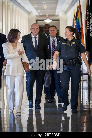 Washington, Vereinigte Staaten. September 2023. Die Bundesaußenministerin Annalena Baerbock (Buendnis 90/die Gruenen) fotografierte im Rahmen ihrer Reise nach Texas, USA. Hier im Kapitol mit Botschafter Andreas Michaelis. Quelle: dpa/Alamy Live News Stockfoto