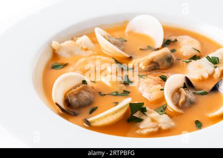Meeresfrüchte-Suppenteller isoliert auf weißem Hintergrund Stockfoto