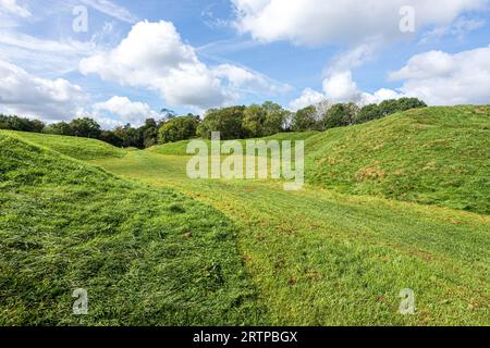 Das römische Amphitheater im frühen 2. Jahrhundert n. Chr. am Stadtrand von Corinium, heute Cotswold Town of Cirencester, Gloucestershire, England Stockfoto