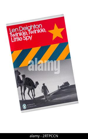 Eine Taschenbuch-Ausgabe von Pinguin Modern Classics von Twinkle, Twinkle, Little Spy von Len Deighton. Erstmals veröffentlicht 1976. Stockfoto