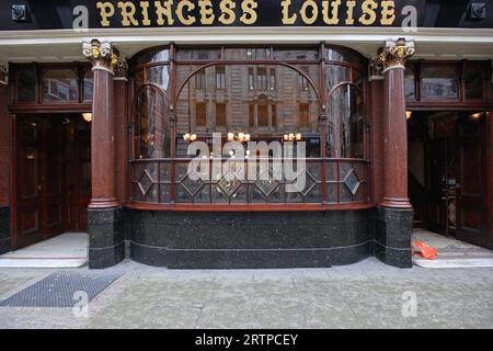 London, Großbritannien - 28. Januar 2013: Historischer Princess Louise Pub in der High Holborn Street im Stadtzentrum. Stockfoto