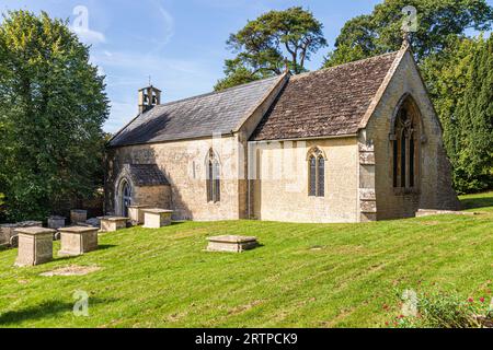 Die Kirche St. Peter aus dem 12. Jahrhundert in Stratton in der Nähe der Stadt Cotswold in Cirencester, Gloucestershire, England Stockfoto