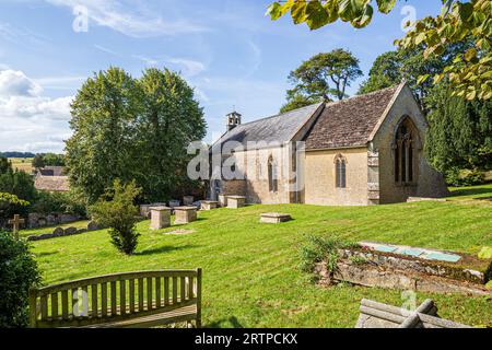 Die Kirche St. Peter aus dem 12. Jahrhundert in Stratton in der Nähe der Stadt Cotswold in Cirencester, Gloucestershire, England Stockfoto