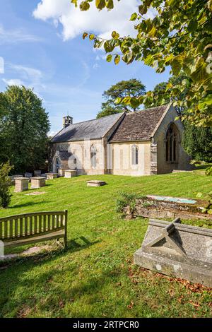 Die Kirche St. Peter aus dem 12. Jahrhundert in Stratton in der Nähe der Stadt Cotswold in Cirencester, Gloucestershire, England Stockfoto