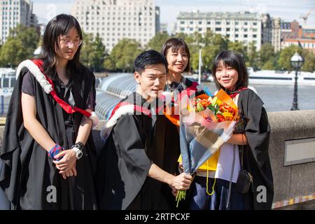 London, uk, 14. September 2023 Studenten des Royal College of Arts feiern den Abschlussball mit Blumensträuchern und machen Fotos von einander und ihren Familien und Freunden Credit: Richard Lincoln/Alamy Live News Stockfoto