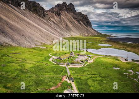 Luftaufnahme des verlassenen, rustikalen wikingerdorfes mit dem Vestrahorn-Berg in der Wildnis im Sommer auf der Halbinsel Stokksnes, Island Stockfoto