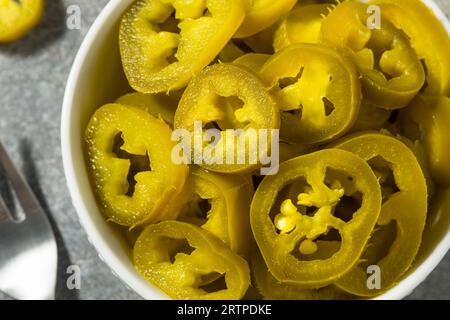 Bio-eingelegte Jalapeno-Paprika im Glas Stockfoto