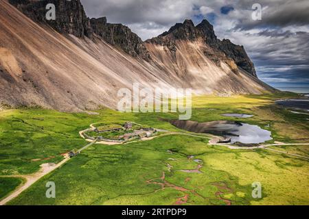 Luftaufnahme des verlassenen, rustikalen wikingerdorfes mit dem Vestrahorn-Berg in der Wildnis im Sommer auf der Halbinsel Stokksnes, Island Stockfoto