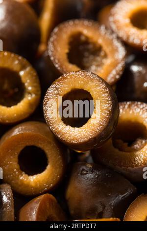 In Scheiben geschnittene schwarze Braunoliven in einer Schüssel aus biologischem Anbau Stockfoto