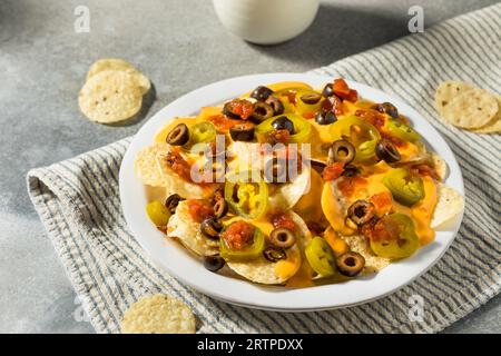 Hausgemachte mexikanische Nachos mit Käse-Jalapeno und Oliven Stockfoto