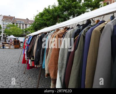 Flohmarkt im Freien mit Ständen mit gebrauchter Kleidung auf dem Platz der Stadt Stockfoto