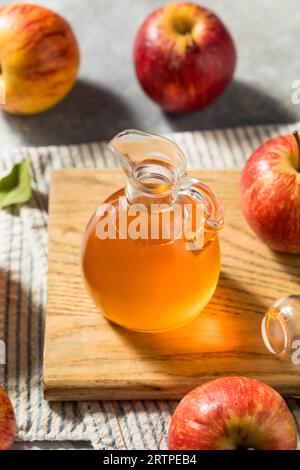 Bio-Sour Apfelessig zum Kochen und für die Gesundheit Stockfoto