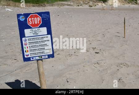 HALTEN SIE in fünf verschiedenen Sprachen für den National Marine Park von Zakynthos an der Kalamaki Beach Laganas Bay. Stockfoto