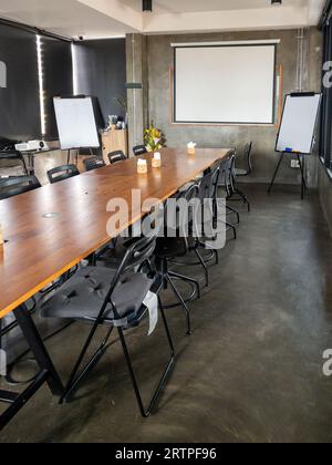 Der leere Tagungsraum für die Zusammenarbeit im kleinen Geschäftsgebäude, Schriftartenansicht mit Kopierbereich. Stockfoto