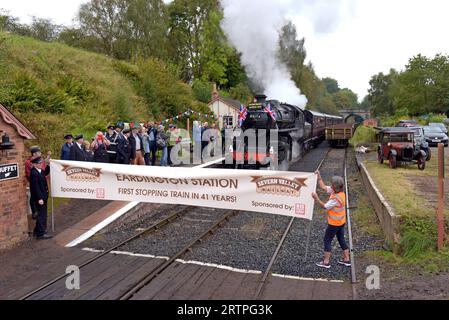 Eardington, Shropshire, 14. September 2023. Der kleine ländliche Bahnhof Eardington bei Bridgnorth wurde heute zum ersten Mal seit 41 Jahren wieder für den Personenverkehr geöffnet. Sie wurde 1963 geschlossen und 1970 als Teil der Severn Valley Railway wieder eröffnet, blieb bis 1982 auf dem Fahrplan. Ein kleines Team von Freiwilligen hat in den letzten zehn Jahren Plattformen und Strukturen neu aufgebaut, die £ 45.000 für die Restaurierung bereitgestellt haben. Der Bahnhof hat keinen Netzstrom und wird für Veranstaltungen von einer Sammlung originaler Bahnöllampen beleuchtet. G.P Essex/Alamy Live News Stockfoto