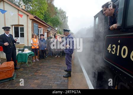 Eardington, Shropshire, 14. September 2023. Die kleine Landstation in Eardington bei Bridgnorth wurde heute zum ersten Mal seit 41 Jahren wieder eröffnet. Sie wurde 1963 geschlossen und 1970 als Teil der Severn Valley Railway wieder eröffnet, blieb bis 1982 auf dem Fahrplan, Ein kleines Team von Freiwilligen hat in den letzten zehn Jahren Plattformen und Strukturen umgebaut und 45.000 Pfund für die Restaurierung gesammelt. Der Bahnhof hat keinen Netzstrom und wird für Veranstaltungen von einer Sammlung originaler Bahnöllampen beleuchtet. Stationmaster Steve Downs hält eine Rede vor versammelten Freiwilligen. G.P Essex/Alamy Live News Stockfoto