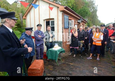 Eardington, Shropshire, 14. September 2023. Die kleine Landstation in Eardington bei Bridgnorth wurde heute zum ersten Mal seit 41 Jahren wieder eröffnet. Sie wurde 1963 geschlossen und 1970 als Teil der Severn Valley Railway wieder eröffnet, blieb bis 1982 auf dem Fahrplan, Ein kleines Team von Freiwilligen hat in den letzten zehn Jahren Plattformen und Strukturen umgebaut und 45.000 Pfund für die Restaurierung gesammelt. Der Bahnhof hat keinen Netzstrom und wird für Veranstaltungen von einer Sammlung originaler Bahnöllampen beleuchtet. Stationmaster Steve Downs hält eine Rede vor versammelten Freiwilligen. G.P Essex/Alamy Live News Stockfoto